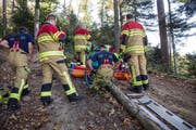 Bergung des Bikers im steilen Gelände (Bild: FFZ/Daniel Hegglin)
