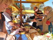 An den Marktständen wurde rege degustiert und gekauft.