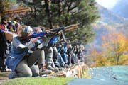 Beim Rütlischiessen über 300 Meter wird traditionsgesmäss kniend geschossen. (Bild: Urs Hanhart, 8. November 2017)