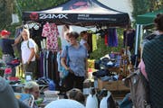 Grosses Angebot: Eine Frau sieht sich am Flohmarkt im Burstelpark um. 86 Standbetreiber bieten ihre Waren an. (Bild: Hugo Berger)