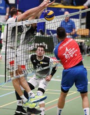 Jonas Gian Reto Riedi (rechts) kommt nicht am Amriswiler Block mit Thomas Zass und Thomas Braendli vorbei. Hinten hätte noch Jovan Djokic gelauert. (Bild: Mario Gaccioli)