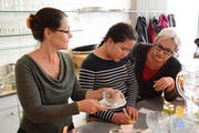 Die Organisatorinnen Renate Hein und Charlotte Kehl während einer Besprechung mit einer mongolischen Gastgeberin. (Bild: Georg Stelzner)