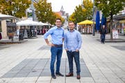 Die zwei Wiler Silas Schmidlin-Suter (links) und Pascal Oswald kennen sich schon lange, hatten immer mal wieder beruflich miteinander zu tun. Nun haben sie gemeinsam eine Onlineplattform lanciert, welche als eine Art Handelsverzeichnis für die Region agiert. (Bild: Miranda Diggelmann)