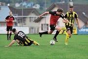 Robin Mahrow (am Ball) sichert Schattdorf dank zwei Treffern den Sieg. (Bild: Urs Hanhart, Schattdorf, 22. September 2018)