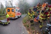 Angehörige der Freiwilligen Feuerwehr Zug bergen den Verletzten. (Bild: FFZ/Daniel Hegglin)