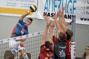 Der Luzerner Kevin Saar (links) versucht hier, den Dreierblock der Berner zu überwinden. (Bild: Corinne Glanzmann (Luzern, 14. Oktober 2018)