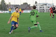 Bei dieser Szene ging Torhüter Claudio Bernet als Sieger hervor. Dreissig Minuten zuvor musste er sich beim Penalty von Andreas Lo Re (links) aber geschlagen geben. (Bild: Beat Lanzendorfer)