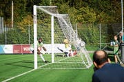 Eine missglückte Flanke von Florian Müller (im Hintergrund, in Rot) wird zum Siegtreffer für die Chamer. (Bild: Jakob Ineichen (Cham, 13. Oktober 2018))