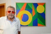 Der einstige Journalist und Jazzmusiker Paul Libsig, der in Sennwald wohnt, stellt bis Anfang Januar 2019 geometrische Bild-Kompositionen mit Acrylfarben im Rathaus Frümsen aus. (Bild: Hansruedi Rohrer)