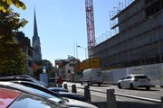 Die Migros baut im Zentrum ein neues Einkaufcenter mit Tiefgarage. Zudem kanna uf dem direkt daneben liegenden Viehmarktplatz parkiert werden. (Bild: Rita Kohn)