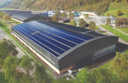 Die Industriehalle der Pilatus Flugzeugwerke AG in Stans ist nord- und südseitig ganzflächig mit Solarmodulen ausgestattet. (Bild: PD)