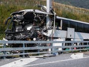 Beim schweren Unfall eines deutschen Reisecars am Sonntagmorgen im Tessin ist eine 27-jährige Frau gestorben. Nun wurde ein technisches Gutachten angefordert, um die Unfallursache zu klären. (Bild: KEYSTONE/TI-PRESS/GABRIELE PUTZU)