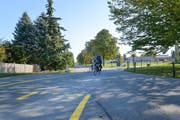 Heutige Situation beim Werkhof Kreuzlingen: Die Velofahrer kommen von der Werftstrasse her in Richtung Seeburgpark. Wird der Veloweg verlegt, kommen sie von Geradeaus aus der Promenadenstrasse. (Bild: Donato Caspari)