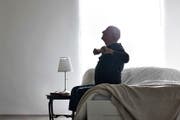 Dürfen Versicherte auch im Schlafzimmer überwacht werden? Das ist die grosse Streitfrage. (Bild: Getty)