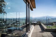 Trotz herrlicher Aussicht und bestem Ausflugswetter bleiben die Stühle im Restaurant "Säntisblick" leer. Das Lokal bleibt auf unbestimmte Zeit geschlossen. (Bild: Ralph Ribi)