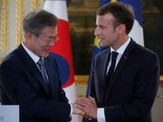 Sprachen über die atomare Abrüstung auf der koreanischen Halbinsel: der südkoreanische Präsident Moon Jae In und Frankreichs Staatschef Emmanuel Macron am Montag in Paris. (Bild: KEYSTONE/EPA REUTERS POOL/PHILIPPE WOJAZER / POOL)