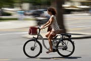 Die Flawiler Fahrradhändler verkaufen immer öfters Fahrräder mit elektronischer Unterstützung (Bild: KEYSTONE/Martial Trezzini)