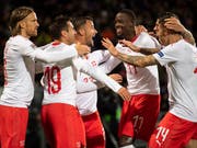 Haris Seferovic, Torschütze zum 1:0, jubelt mit seinen Teamkollegen (Bild: KEYSTONE/ENNIO LEANZA)