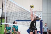 Die Steinhauserinnen Dijana Radulovic (Nummer 7) und Francesca Nicoli strecken sich vergeblich. (Bild: Jakob Ineichen (Steinhausen, 13. Oktober 2018))