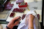 Blick in die Produktion der Victorinox AG in Schwyz. (Bild: Nadia Schärli (12. Mai 2016)