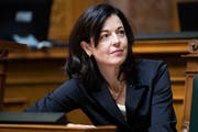 Die Zürcher FDP-Nationalrätin Regine Sauter verfolgt eine Debatte im Nationalrat. (Bild: KEYSTONE/Peter Klaunzer)