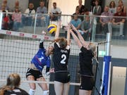 Aadorfs Rahel Oswald (links) schlägt den Ball knapp am Block der Obwaldnerinnen vorbei. (Bild: Mario Gaccioli)