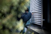 Viele Einbrecher steigen durch Fenster in die Wohnung ein. (Bild: Mareycke Frehner)
