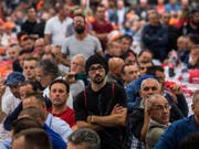 3000 Bauarbeiter legten am Montagvormittag ihre Arbeit nieder und versammelten sich in Bellinzona. Sie kämpfen unter anderem für die Rente mit 60. (Bild: KEYSTONE/TI-PRESS/GABRIELE PUTZU)