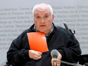Francesco Bertoli von der Behindertenorganisation Agile zeigt dem Parlament die rote Karte für das Gesetz zur Überwachung von Sozialversicherten. (Bild: KEYSTONE/PETER KLAUNZER)