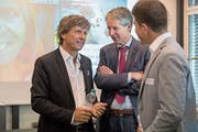 Globetrotter-CEO André Lüthi (links) und Luzerner Tourismusdirektor Marcel Perren (Mitte) am Zentralschweizer Tourismustag am Montag. Bild: Nadia Schärli (Luzern, 15. Oktober 2018)