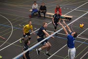 Der Luzener Robbert van Leeuwen (rechts) kann den Smash von Christophe Keller nicht blocken. Bild: Roger Grütter (Malters, 13. Oktober 2018)