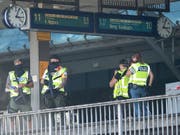 Polizisten auf einem Perron des Hauptbahnhofs in Köln. Eine Geiselnahme forderte am Montag vier Verletzte. (Bild: KEYSTONE/dpa/MARIUS BECKER)