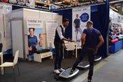 «Wollen Sie es mal ausprobieren?» Fred Steiner von Thermofit setzt auf die Interaktion mit den Besuchern. (Bilder: Nicola Ryser)