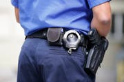 Die Luzerner Polizei hat zwei Autodiebe nach einem Selbstunfall festgenommen. (Bild: KEYSTONE/Peter Klaunzer)