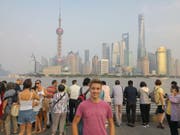 Lehrling Elias Christen aus Beckenried vor der Skyline von Schanghai. (Bild: PD)
