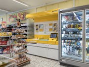 Statt Poststellen werden vielerorts in Verkaufsläden Post-Dienstleistungen angeboten. Insgesamt sind mehr als 4000 solcher Zugangspunkte vorgesehen. (Bild: KEYSTONE/GAETAN BALLY)