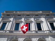 Vor dem Bundesstrafgericht hat am Montagvormittag der Prozess gegen drei Schweizer wegen gewerbsmässigen Betrugs begonnen. Sie arbeiteten einst im Umfeld des Millionenbetrügers Ulrich Engler. Die Verteidigung beantragte, das Verfahren einzustellen. (Bild: Keystone/KEYSTONE/TI-PRESS/ALESSANDRO CRINARI)