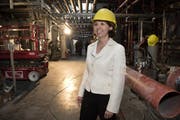 Madeleine Stöckli, CEO von B. Braun, bei einer Baustellenbesichtigung der inzwischen fertiggestellten Produktionshalle in Escholzmatt. Bild: Eveline Beerkircher (19. Mai 2016)