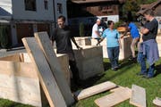 Beim Bau von Hochbeeten wird kräftig angepackt (vorne von links): Thomas Walimann, Christina Sasaki und Markus Blöse. (Bild: Rosmarie Berlinger (St. Jakob, 13. Oktober 2018))