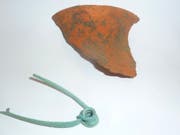 Archäologen fanden im luzernischen Egolzwil unter anderem eine Fibel, eine Gewandnadel aus Bronze, sowie Keramikscheiben. (Bild: PD)