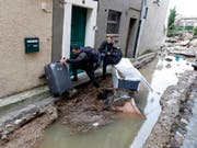 Verzweifelte Einwohner flüchten vor dem Hochwasser in Villegailhenc. (Bild: Keystone/EPA/GUILLAUME HORCAJUELO)