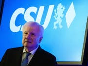 Die CSU unter Ziehvater Horst Seehofer hat bei der Landtagswahl in Bayern deutliche Verluste erlitten und gemäss vorläufigem Endergebnis 37,2 Prozent der Stimmen erhalten. (Bild: KEYSTONE/EPA/CLEMENS BILAN)
