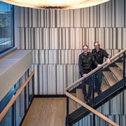 CEO Beat Bussmann (links) und Christian Reiter, Leiter Produktentwicklung, im neuen Opacc-Campus. (Bild: Pius Amrein (Rothenburg, 12. Oktober 2018))