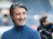 Murat Yakin hat seine Crew in Sitten beieinander (Bild: KEYSTONE/URS FLUEELER)