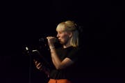 Die Siegerin: Mia Ackermann bei ihrem Auftritt am achten «Poetryslam in Mostindien». (Bild: Bilder: Christoph Heer)