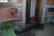 Der Hintereingang des Gemeindehauses wurde beim Brand beschädigt. (Bild: Luzerner Polizei)