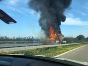Wegen des Fahrzeugbrandes ist die Autobahn in Richtung St.Gallen gesperrt. (Bild: Leserreporter)