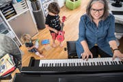 Kinderlieder-Sammlerin Miriam Huwiler musiziert besonders gern mit ihren Kindern Lauralena und Livio. (Bild: Nadia Schärli (Kriens, 8. Oktober 2018))