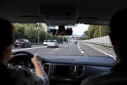 Möglichst viele Mitfahrer pro Auto anstelle von mehr Autos: das ist das Ziel einer Luzerner Fahrgemeinschaftsplattform. (Symbolbild: Alexandra Wey/Keystone)