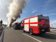 Die Feuerwehr rückte mit mehreren Löschfahrzeugen aus. (Bild: Kantonspolizei St.Gallen)